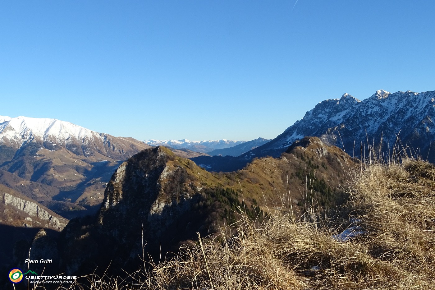 54 Monte Castello dalla cima del Vaccareggio (1474 m).JPG